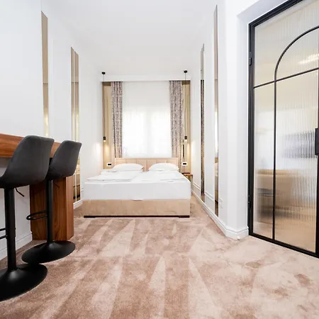 Mackenzie Apartment *
